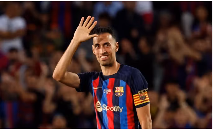 Sergio Busquets làm trò trợ lý HLV Barça Atlètic.