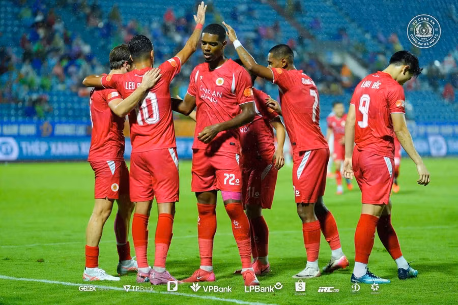Công an Hà Nội thắng cách biệt Thép Xanh Nam Định ở vòng 5 V-League.