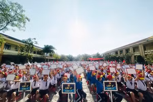 Học sinh hào hứng xử lý các tình huống giao thông trong hoạt động trải nghiệm.