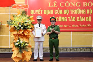 Trung tướng Nguyễn Văn Long trao Quyết định bổ nhiệm Giám đốc Công an tỉnh Quảng Bình cho Đại tá Nguyễn Thanh Liêm.
