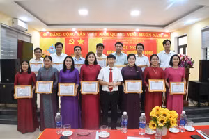 Đội ngũ cán bộ, giáo viên Trường THPT Lệ Thủy không ngừng đổi mới phương pháp, nâng cao hiệu quả giảng dạy.
