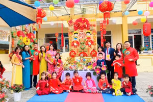 Học sinh TP Đồng Hới, tình Quảng Bình háo hức trải nghiệm Tết cổ truyền trong trường học.