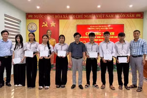 Những suất học bổng được trao, tiếp thêm động lực để học sinh Trường THPT Nguyễn Trãi vượt qua khó khăn, vươn lên trong học tập.