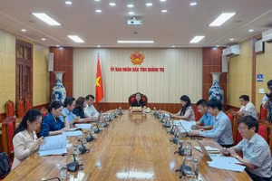 Bà Lê Thị Hương, Giám đốc Sở GD&ĐT Quảng Trị cùng đại diện các đơn vị tham dự hội nghị tại điểm cầu Quảng Trị.