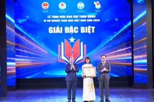 Ông Lê Hải Bình - Tổng biên tập Tạp chí Cộng sản và ông Hoàng Minh Sơn - Thứ trưởng Bộ GD&ĐT trao giải Đặc biệt