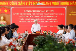 Phó Chủ tịch Thường trực Quốc hội Đỗ Văn Chiến cùng đoàn công tác và lãnh đạo tỉnh Điện Biên làm việc tại Trường PTNT TH&THCS Sam Mứn.
