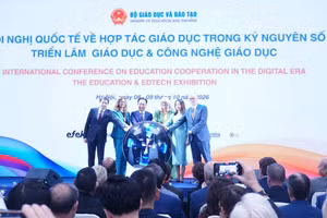 Bộ trưởng Hoàng Minh Sơn và các đại biểu thực hiện nghi thức khai mạc Triển lãm
