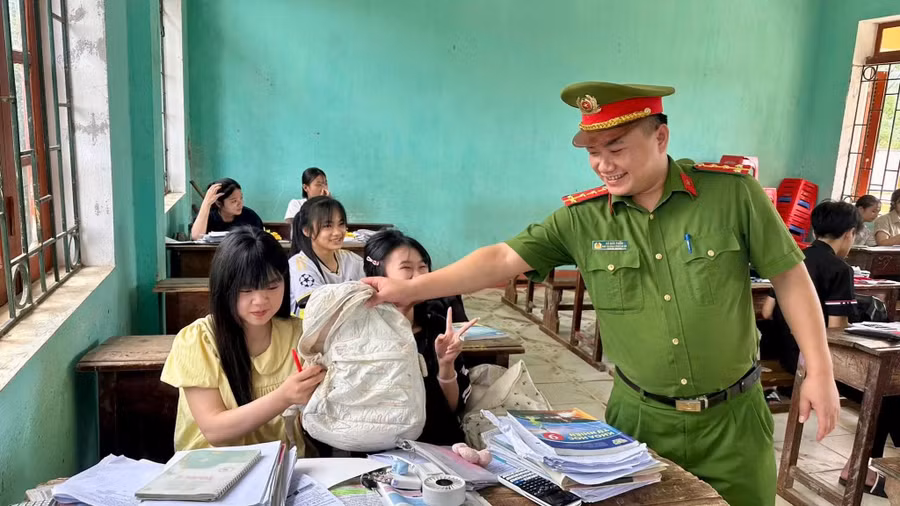 Công an xã Bạch Xa thăm nắm tình hình tại các trường học.