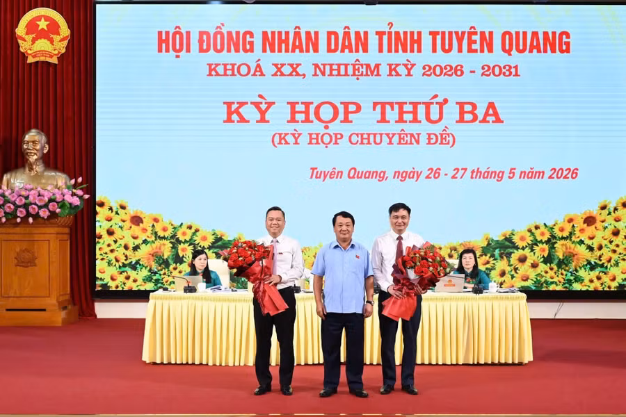 Ông Hầu A Lềnh, Bí thư Tỉnh ủy Tuyên Quang tặng hoa chúc mừng 2 tân Phó Chủ tịch UBND tỉnh. (Ảnh: CTTTQ)