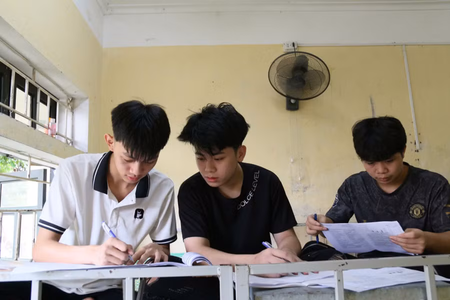 Các em học sinh Trường Trung cấp Dân tộc nội trú Nghĩa Lộ ôn tập tại ký túc xá.