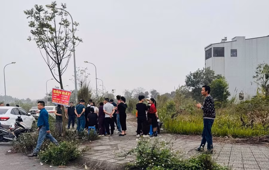 Dòng người tấp nập đổ về TP Việt Trì tạo "cơn sốt" đất chưa từng có tại Phú Thọ. (Ảnh: Hoan Nguyễn)
