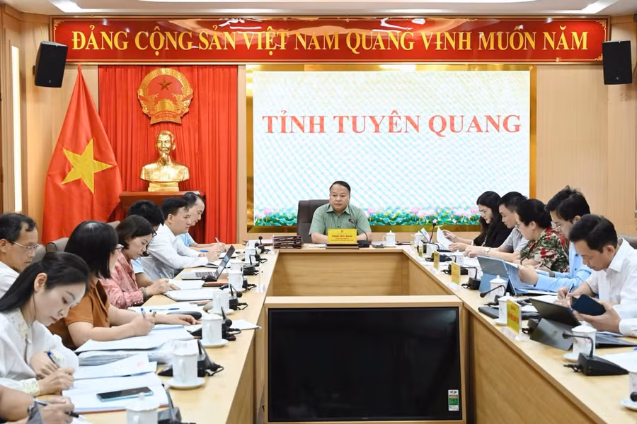 Chủ tịch UBND tỉnh Tuyên Quang chủ trì hội nghị.