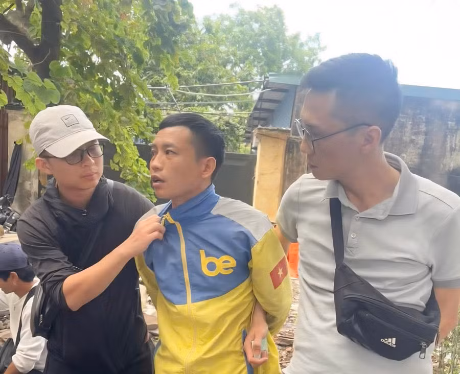 Nguyễn Quang Thoại (áo vàng) bị bắt sau 13 giờ gây án. (Ảnh: CATQ)