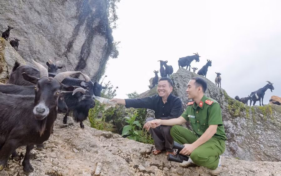 Thượng úy Thèn Đình Tuân và ông Tẩn Quáng Lân.