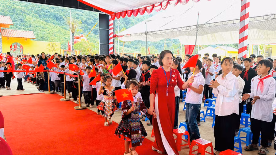 Đón học sinh vào lớp 1 tại Trường Phổ thông nội trú liên cấp TH&THCS Minh Tân.