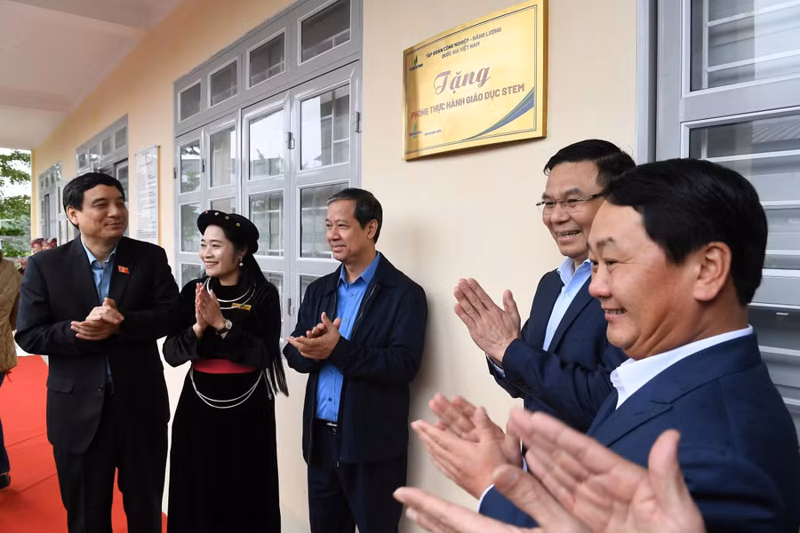 Bộ trưởng Nguyễn Kim Sơn trong buổi lễ khánh thành phòng học STEM tại Trường THCS Lê Quý Đôn.