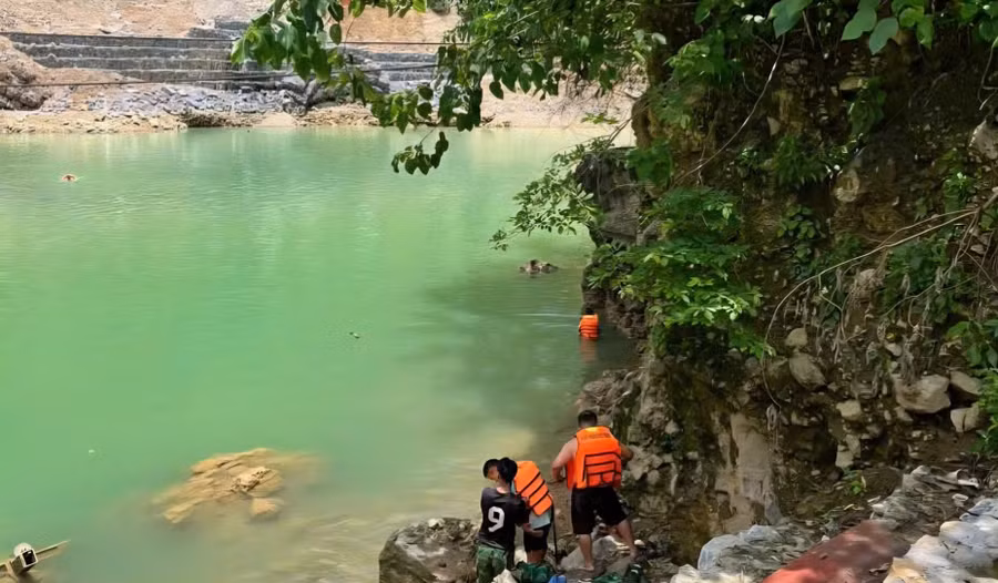 Lực lượng chức năng tìm kiếm nạn nhân tại khúc sông xảy ra sự việc.