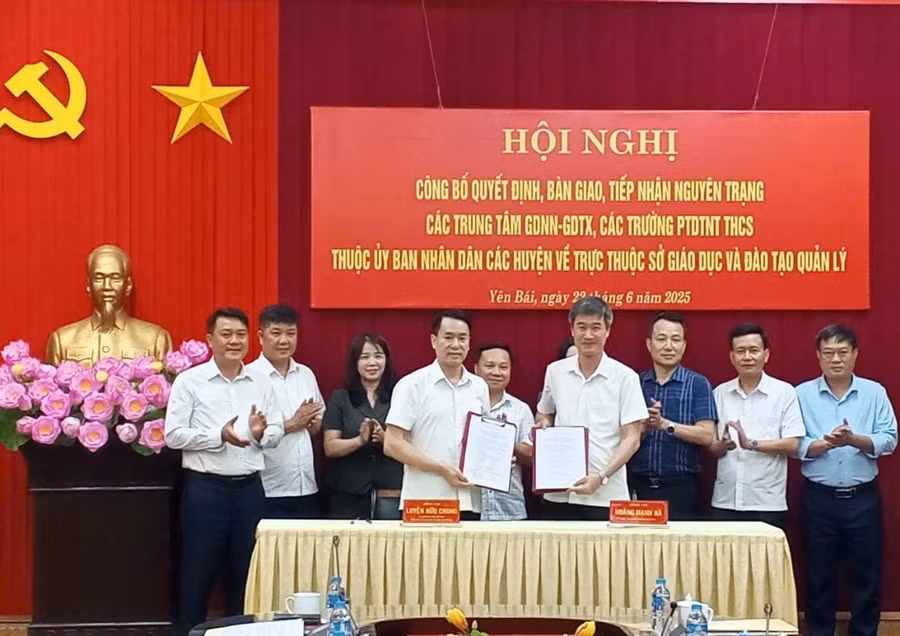 Ông Luyện Hữu Chung, Giám đốc Sở GD&ĐT Yên Bái và ông Hoàng Mạnh Hà, Chủ tịch UBND huyện Lục Yên ký biên bản bàn giao.