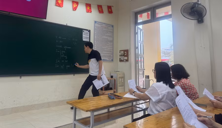 Các thầy cô giáo thành người học sau giờ lên lớp.