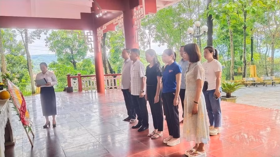 Dâng hương tưởng nhớ các anh hùng liệt sỹ tại Nghĩa trang Căn - Đồn Nghĩa Lộ.