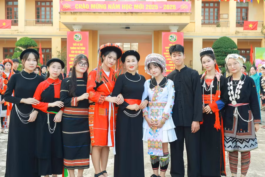 Nhà giáo ưu tú Hà Thị Hải Yến bên học trò của mình.