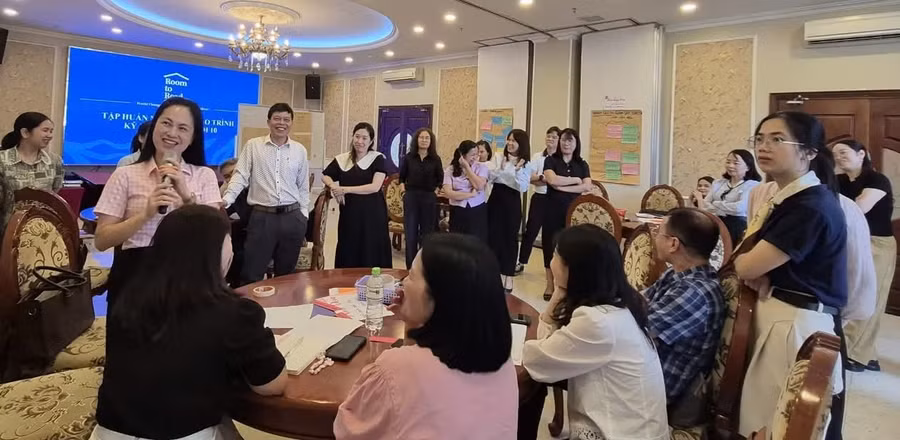 Các giáo viên sôi nổi tham gia lớp tập huấn.