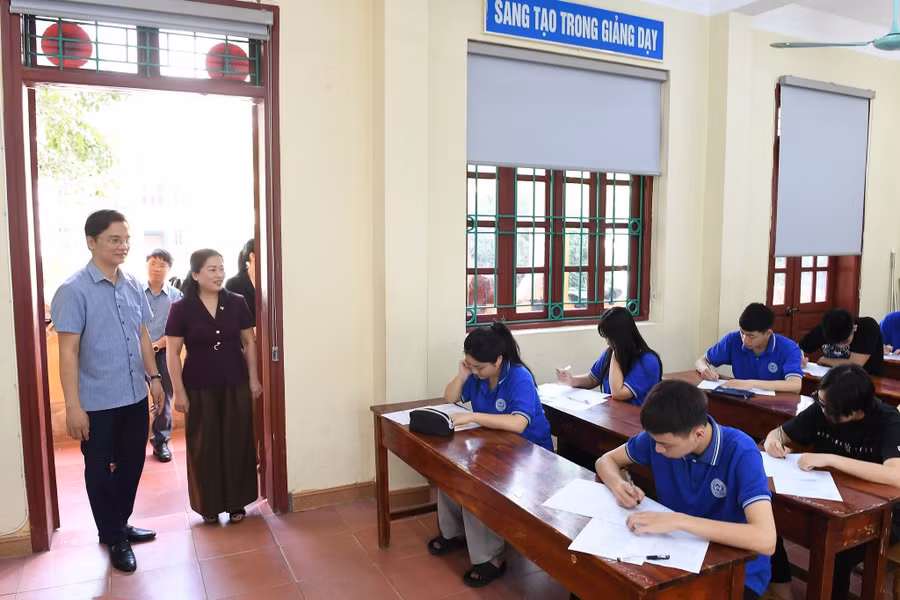 Ông Vũ Đình Hưng, Giám đốc Sở GD&ĐT Tuyên Quang khảo sát tại Trường THPT Tân Trào.