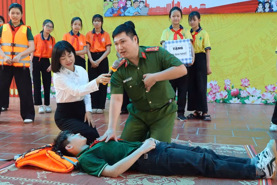 Công an phường An Tường, Tuyên Quang hướng dẫn học sinh cách sơ cứu.