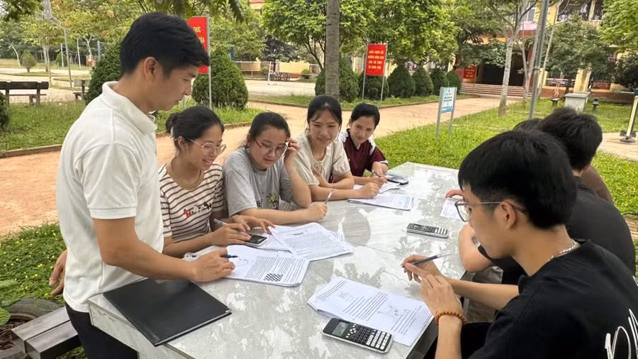 Thầy và trò Trường PTDTNT ATK Sơn Dương. (Ảnh: NTCC)