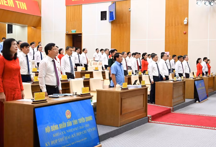 Các đại biểu làm lễ chào cờ. (Ảnh: CTTTQ)