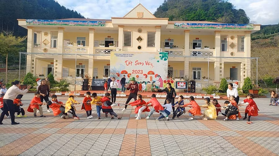 hoc-sinh-truong-mam-non-san-thang-lai-chau-ap-dung-sang-kien-va-choi-tro-choi-keo-co-trong-ngay-tet-sum-vay-2023.jpg