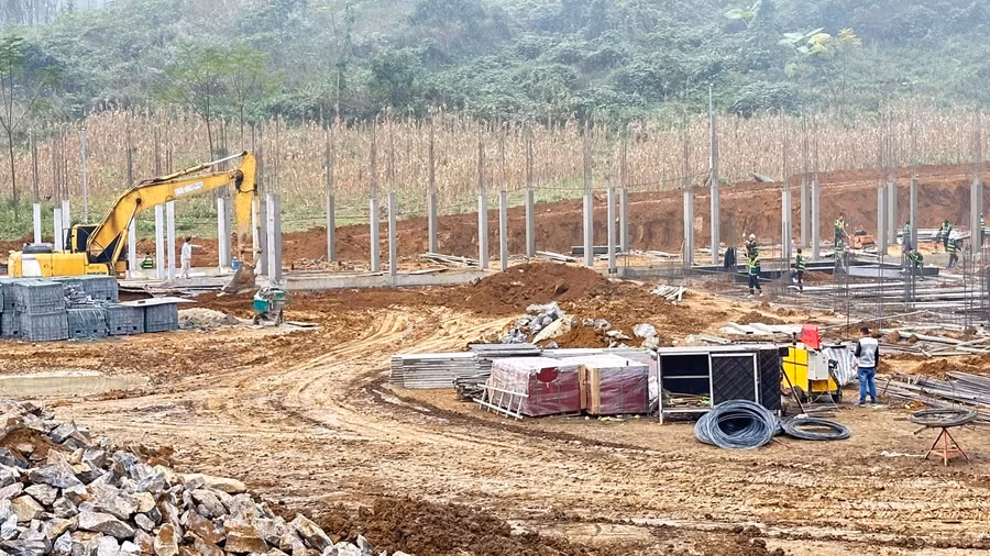 Trên công trường xây dựng trường nội trú liên cấp tại xã Minh Tân.