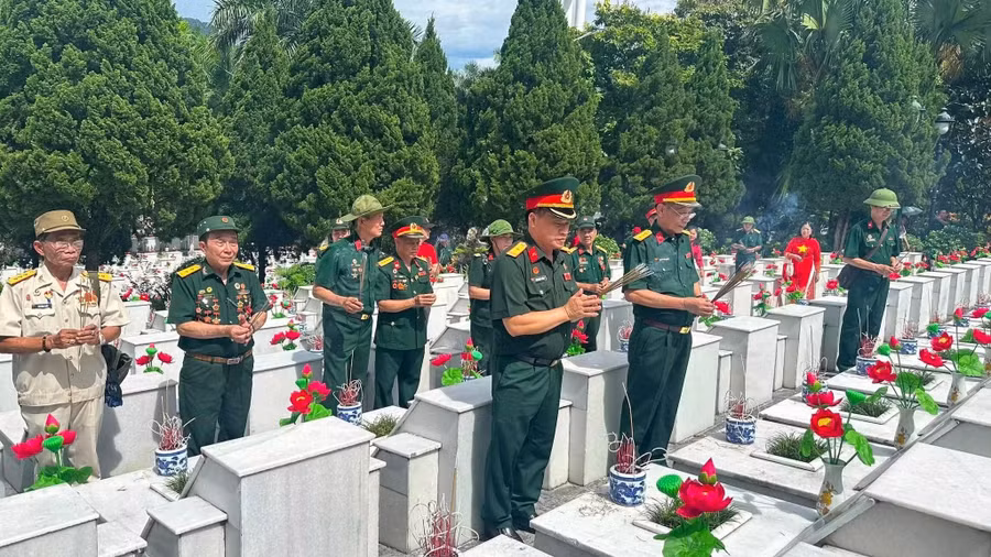 Những cựu chiến binh thắp nén hương tưởng nhớ đồng đội.