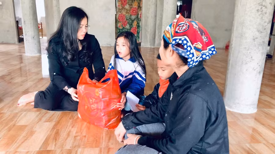 Bà Nguyễn Thị Chung thăm hỏi, tặng quà học sinh có hoàn cảnh đặc biệt khó khăn. (Ảnh NVCC)