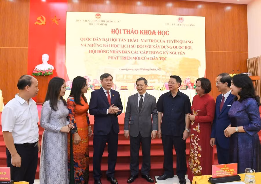 Các đại biểu thảo luận bên lề Hội thảo khoa học.