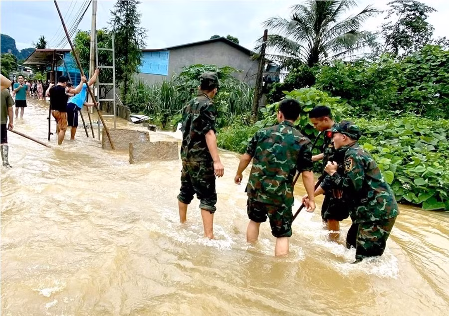 Lực lượng chức năng tìm kiếm cháu bé bị nạn. (Ảnh: BTQ)