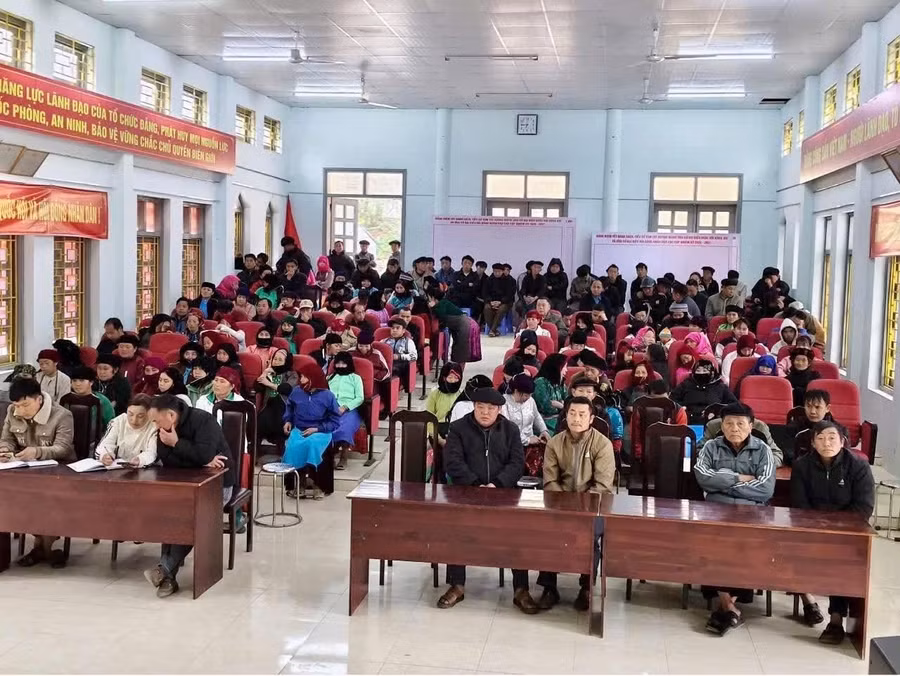 Cử tri tại xã Lũng Cú bày tỏ sự đồng tình, nhất trí cao đối với chương trình hành động của các ứng viên.