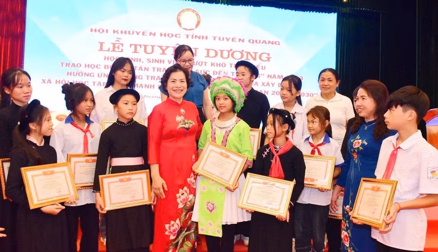 Chủ tịch Hội khuyến học tỉnh Tuyên Quang Vũ Thị Bích Việt trao Giấy khen cho học sinh vượt khó tiêu biểu.