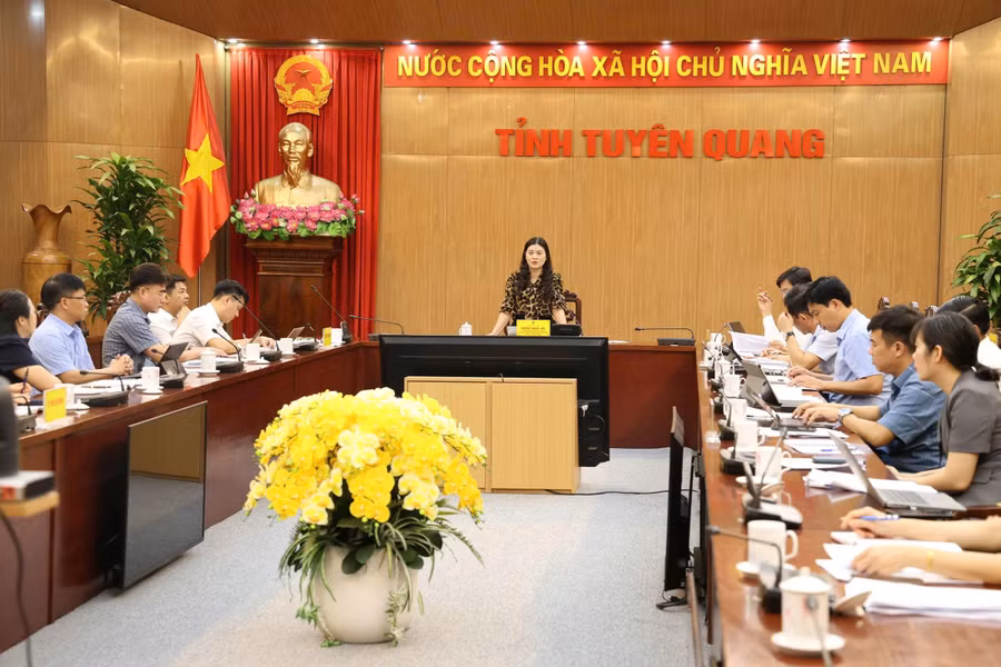 Các đại biểu tham gia buổi họp xét tặng danh hiệu.