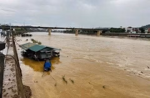 Nước lũ dâng cao, chảy qua địa phận tỉnh Lào Cai.