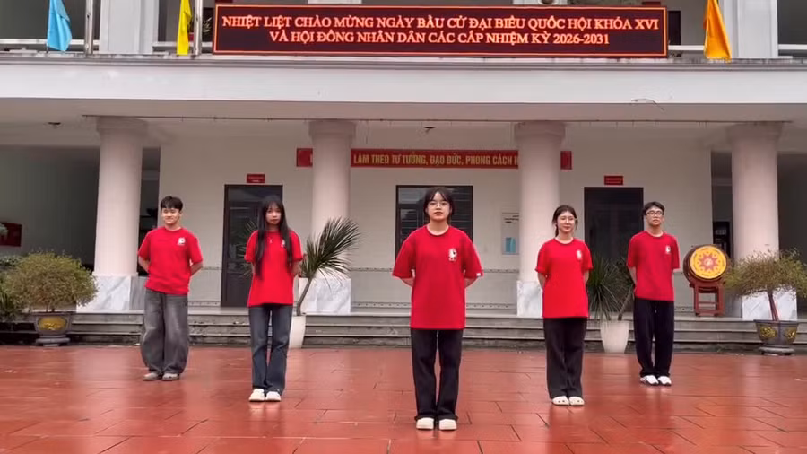 Các em học sinh Trường THPT Chuyên Hà Giang với "Vũ điệu đi bầu".