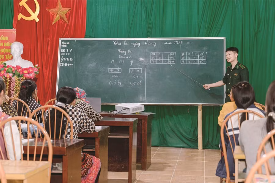 Lớp học xóa mù chữ tại thôn Lùng Chin Thượng, xã biên giới Thàng Tín, tỉnh Tuyên Quang. (Ảnh Vũ Mừng)