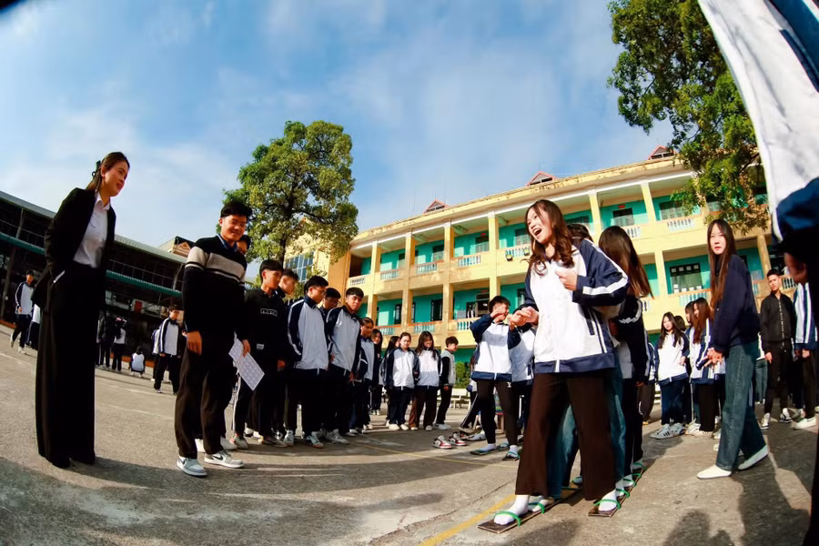 Thầy và trò Trường THPT Tân Trào, Minh Xuân, Tuyên Quang.