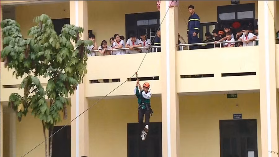 Học sinh trải nghiệm kỹ năng sinh tồn khi gặp sự cố. (Ảnh: CATQ)