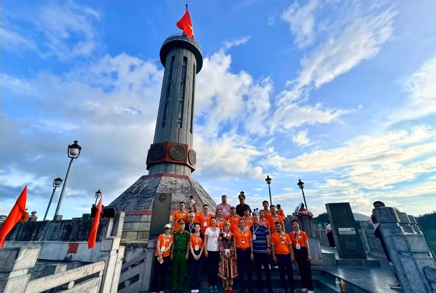 Đoàn khảo sát chụp ảnh tại Cột cờ Lũng Cú.