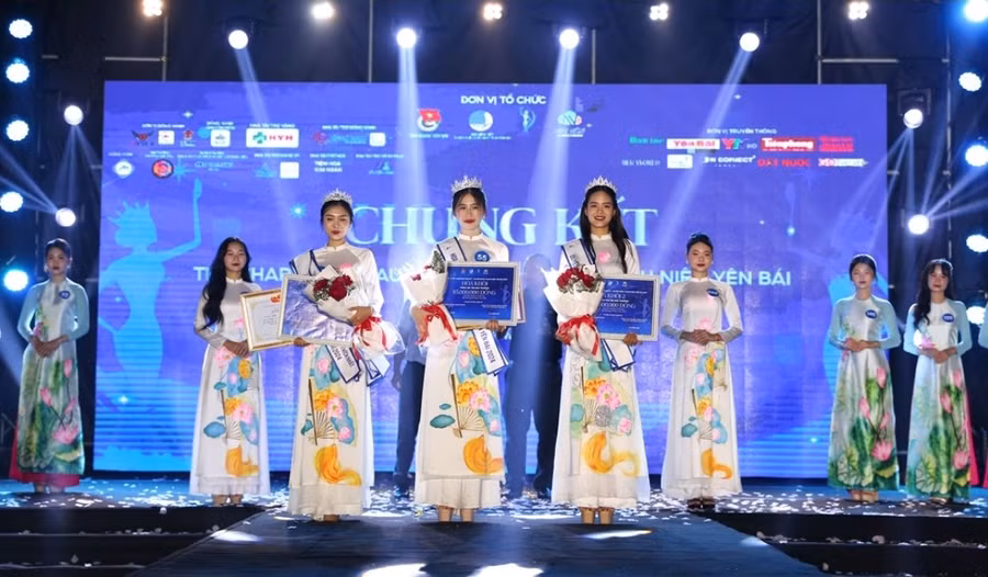 Hoa khôi, Á khôi 1 và Á khôi 2 nhận giải trong đêm chung kết. (Ảnh: ĐVCC).