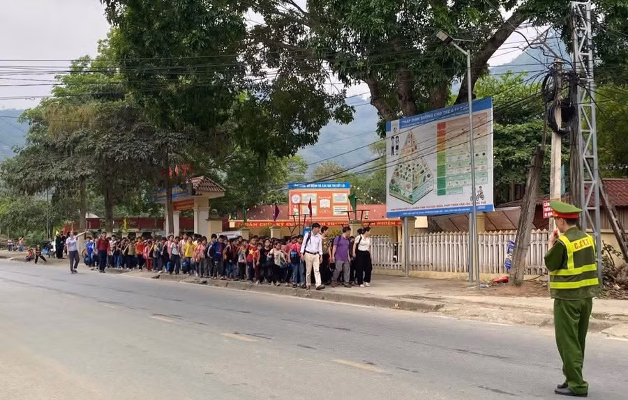 Công an xã Minh Tân phối hợp với nhà trường đảm bảo an toàn cho học sinh đến lớp.