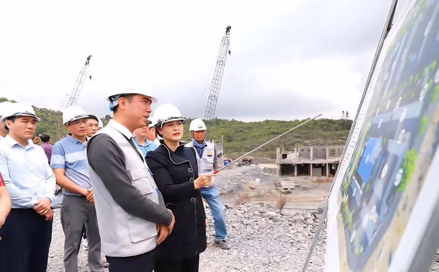 Phó Chủ tịch UBND tỉnh Tuyên Quang kiểm tra tiến độ tại trường học nội trú liên cấp xã Sơn Vĩ. (Ảnh: My Ly)