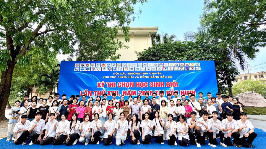 Các em học sinh Trường THPT Chuyên Tuyên Quang tham dự kỳ thi.