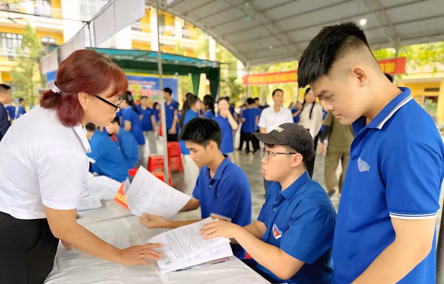 Học sinh, sinh viên, người lao động tham gia các buổi giới thiệu việc làm.